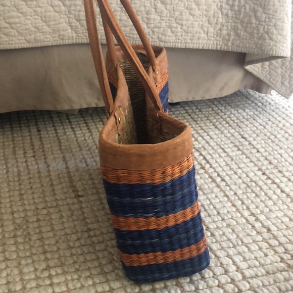 Gorgeous brand new straw tote bag. 14x10 suede handles - Picture 8 of 9
